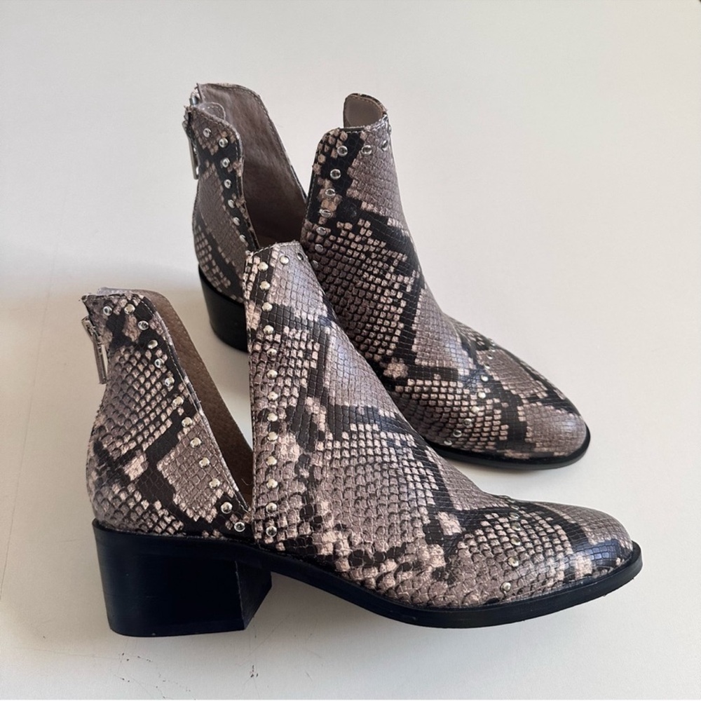 Steve Madden Casino Snake Textured Black  Boots Size 8.5